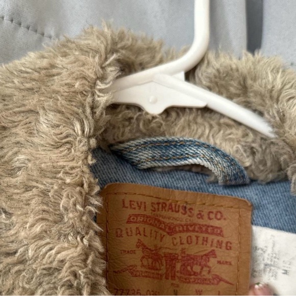Levi's Denim Jacket with Faux Fur Collar - Picture 2 of 3